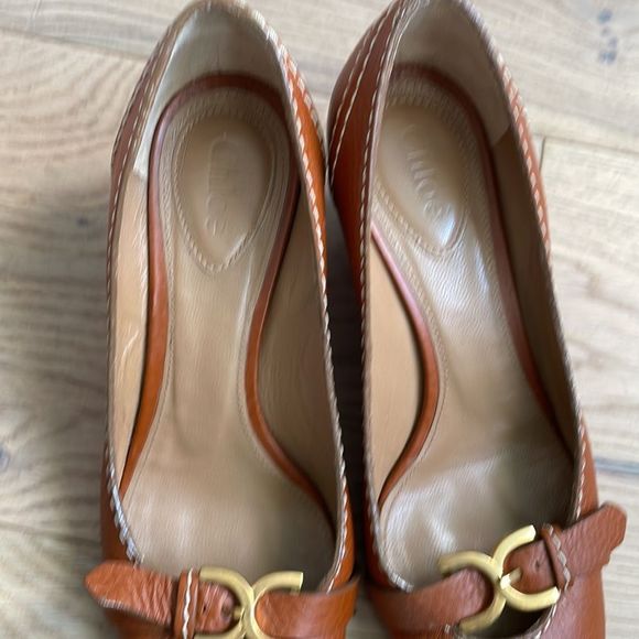 CHLOE cognac wedge pumps - Picture 2 of 6
